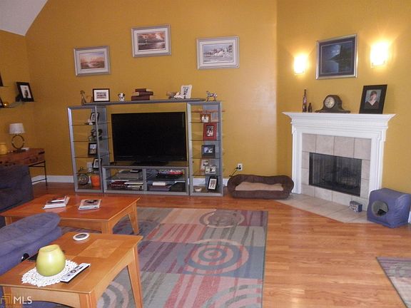 3rd image of 9049 Oakfield Dr