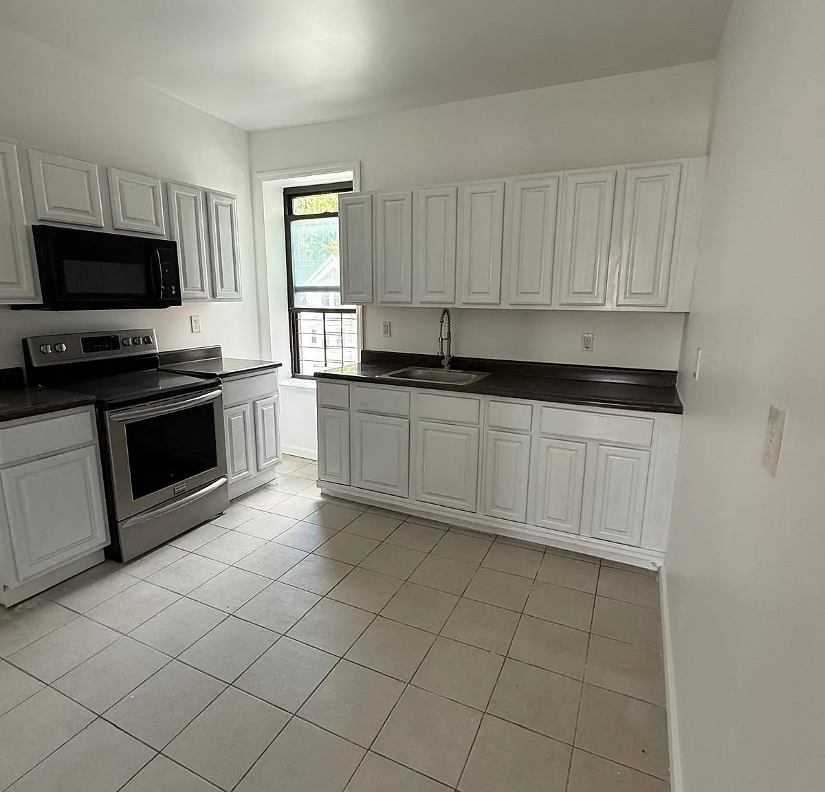 3 bed, 1100 sqft, $2,997 — Photo 1