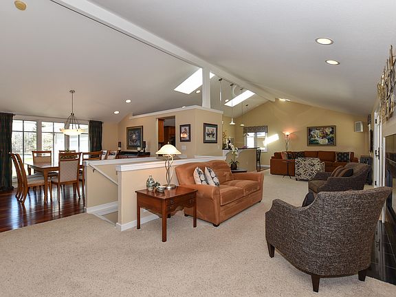 3rd image of 10408 N Greenside Ct