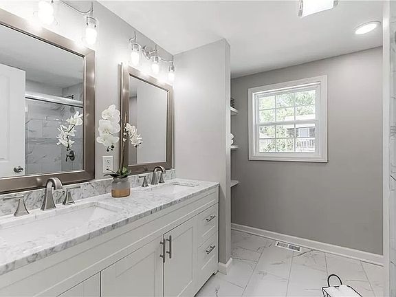 5th image of 629 W 88th Ter