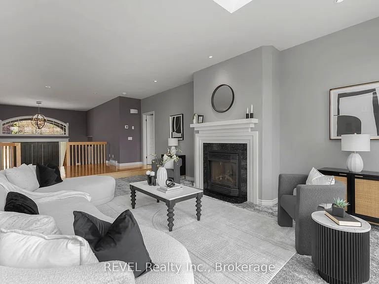 661 Clarence St — Photo 16