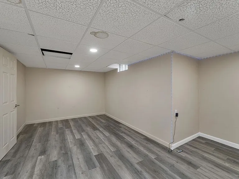 32 Suffolk Ct — Photo 33