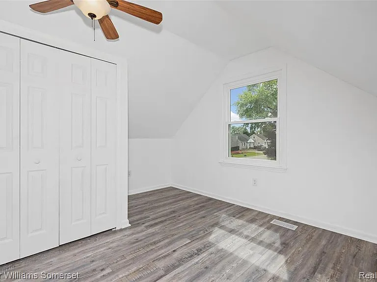 90 Tacoma Dr — Photo 28