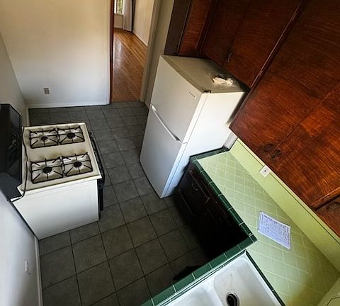 4th image of 2135 N Beachwood Dr #14