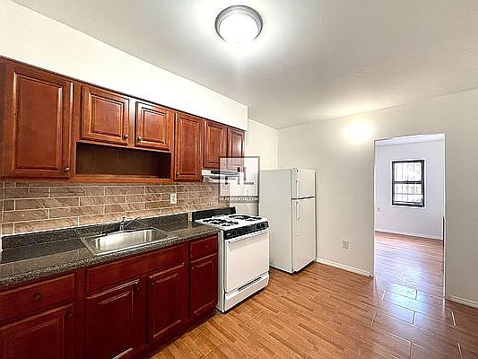 4th image of 707 Henry St APT 1R
