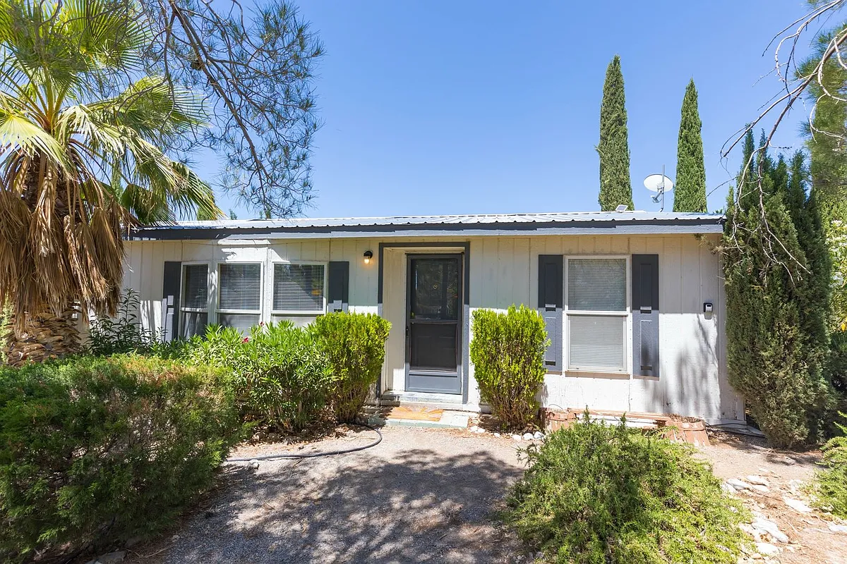 Building Photo - 1130 E Mesquite Ave #2
