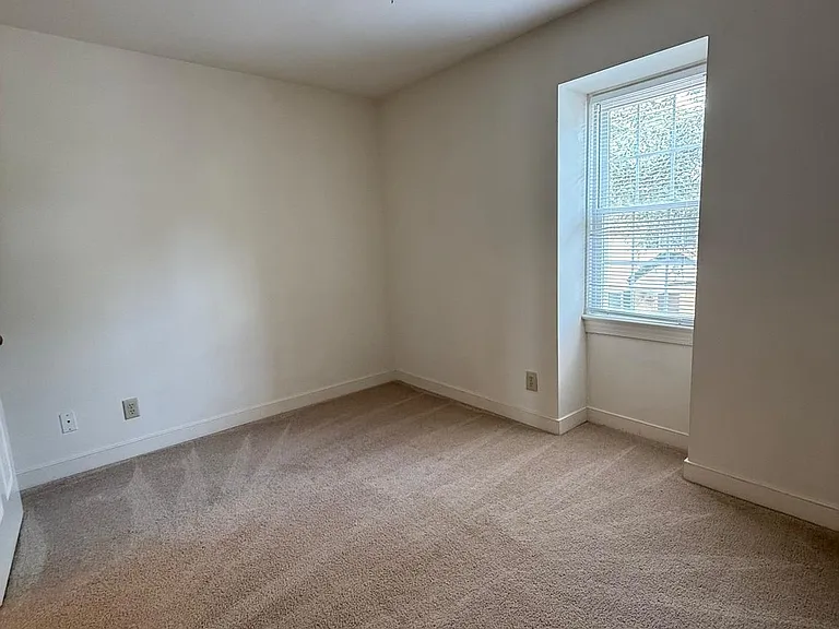 1446 Kenmore Ave — Photo 11