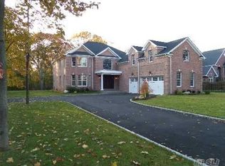 31 Hart Pl, Dix Hills, NY 11746
