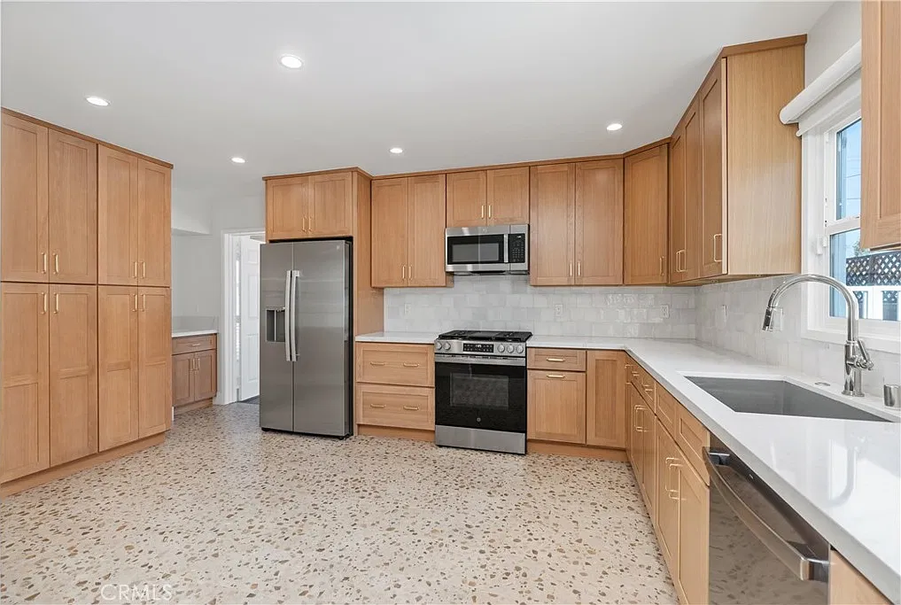 3 bed, 986 sqft, $5,200 — Photo 1