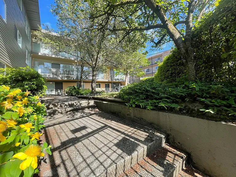 Belmont Roy Apartments — Photo 20