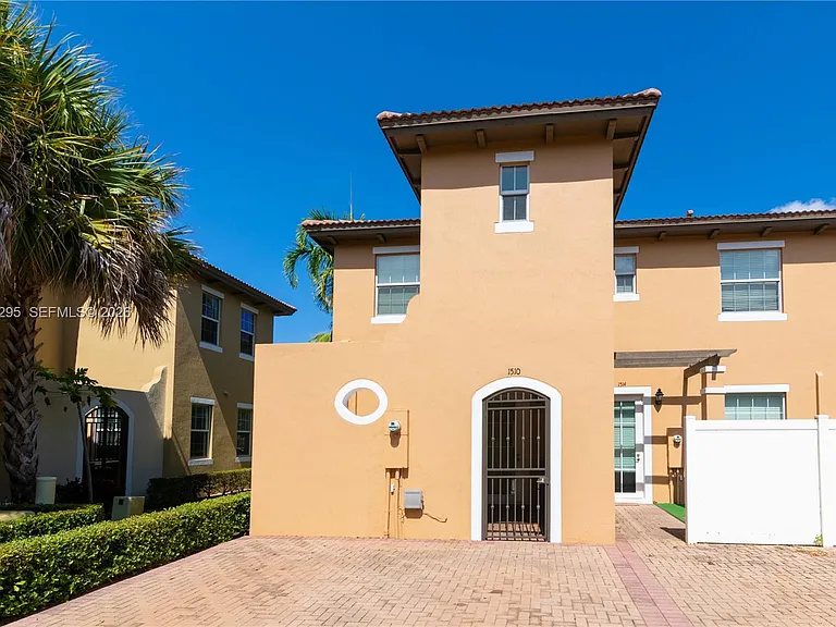 1510 SW 147th Ter — Photo 10