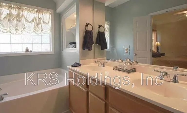 8164 Rolling Glenn Dr — Photo 8