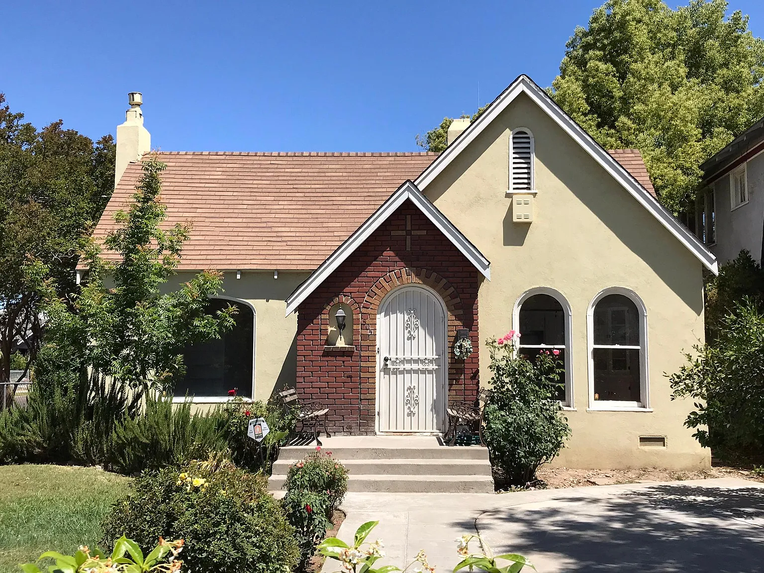 805 E Dennett Ave photo 1