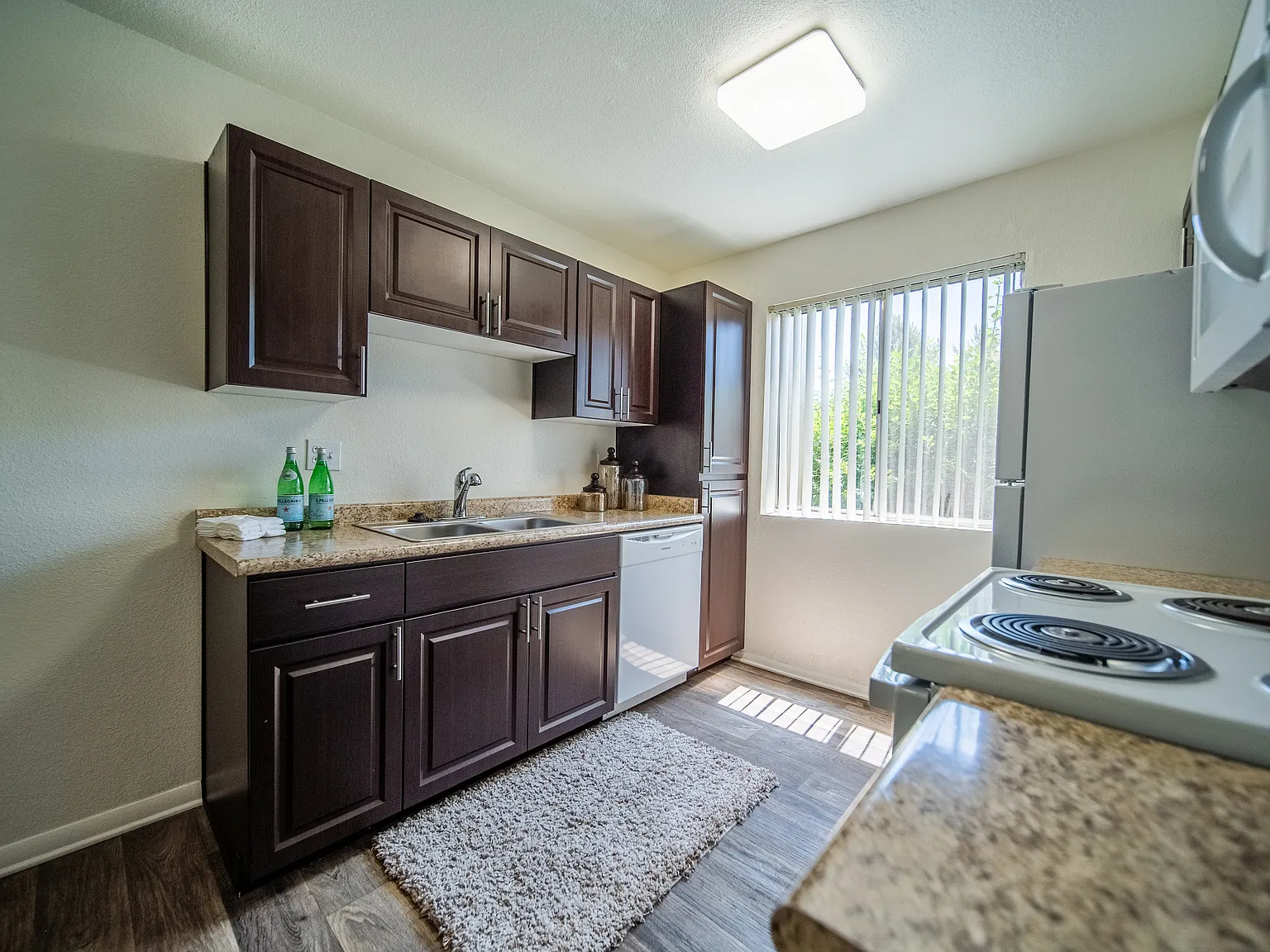 Country Club Terrace Apartments — Photo 3