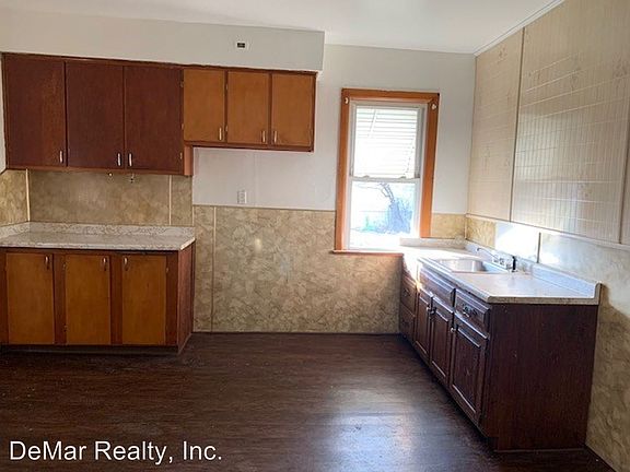 2nd image of 1621 Manhattan Ave