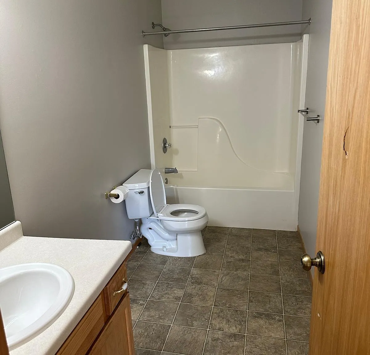 4 bed, 2300 sqft, $2,550 — Photo 4