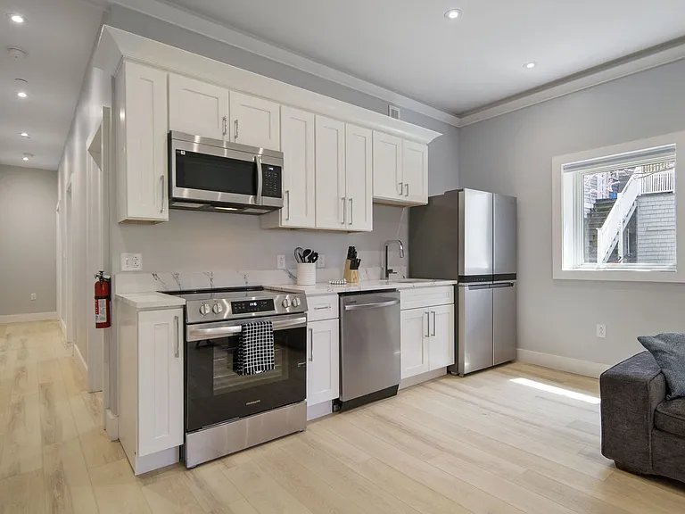 601 E State St — Photo 10