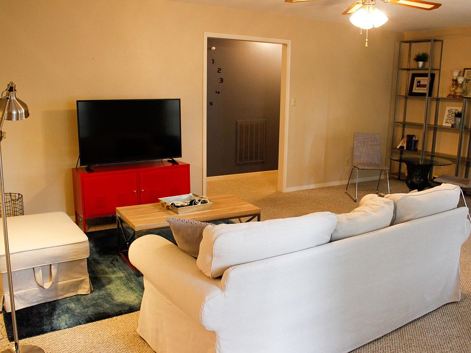 Main sitting area includes 4K Smart TV with high speed internet.