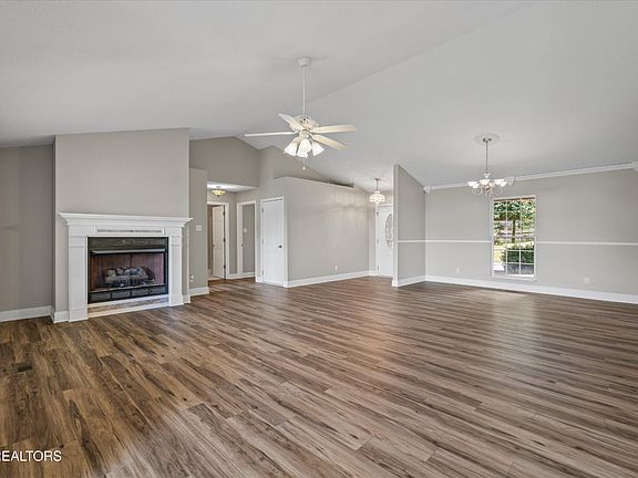 5th image of 318 Royal Oaks Dr
