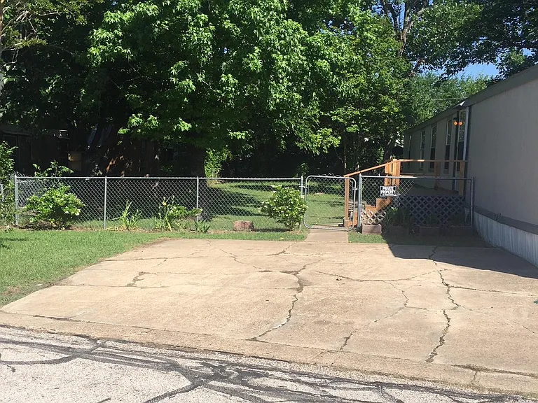 140 Bowles Ln — Photo 2