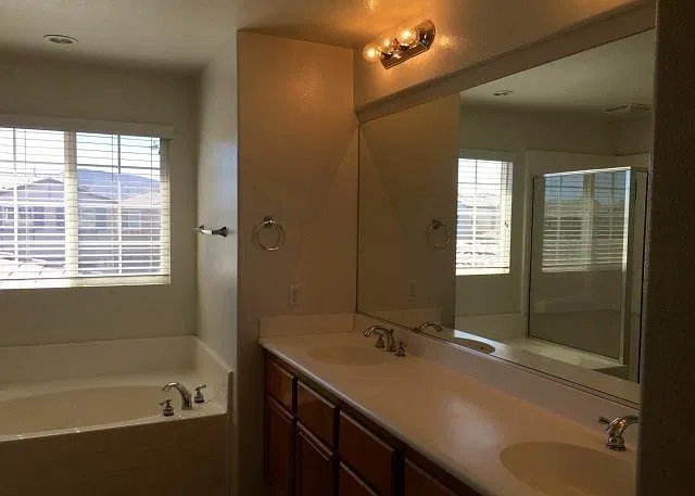 5 bed, 2475 sqft, $3,600 — Photo 3