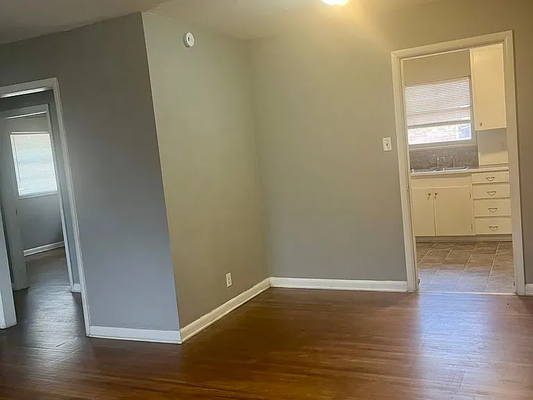 105 W 42nd Pl — Photo 3