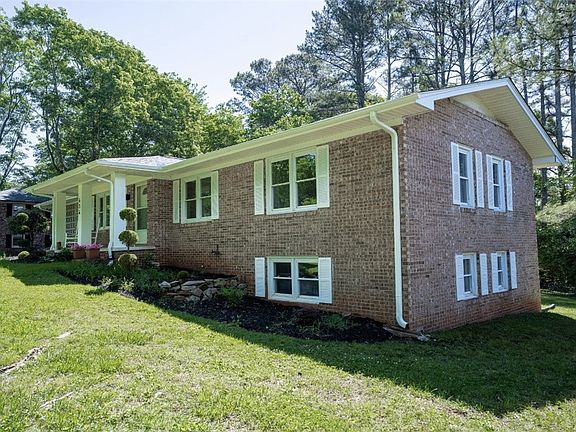 2nd image of 634 Middle Park Dr