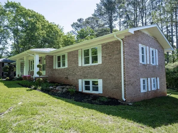 634 Middle Park Dr, Seneca, SC 29672