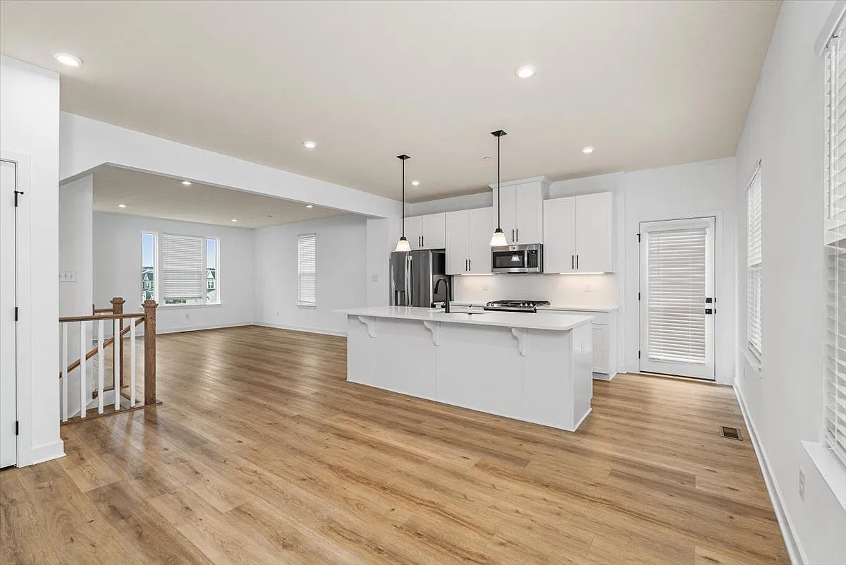 3 bed, 2000 sqft, $3,200 — Photo 3