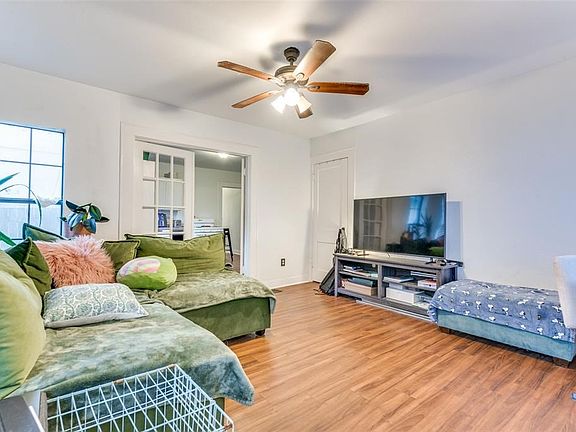 3rd image of 826 N Clinton Ave
