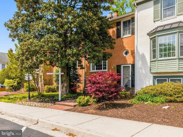 8240 Taunton Pl, Springfield, VA 22152