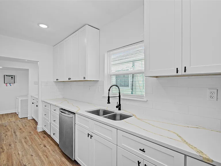 1203 W 6th St — Photo 12