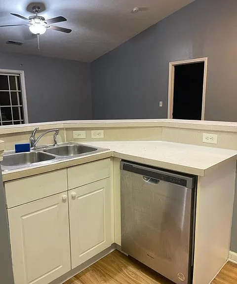 729 Spring Valley Dr — Photo 9