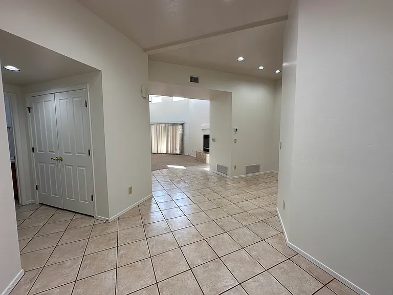 8435 N Hanks Pl — Photo 4