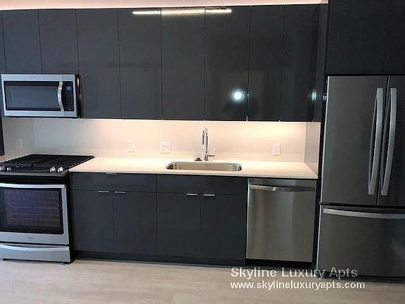 3rd image of 312 W Illinois St