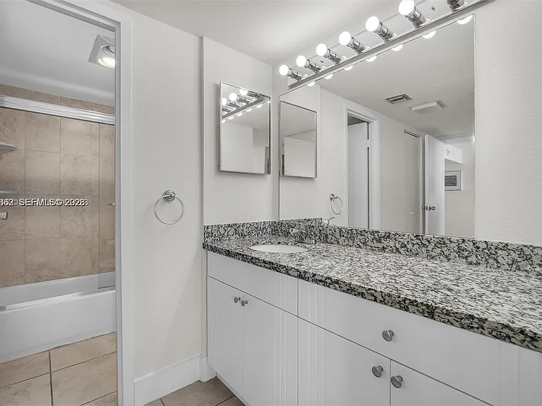 3625 N Country Club Dr #Penthouse 2 — Photo 15