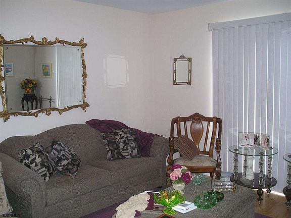 5th image of 102 E Woodland Ave #E102