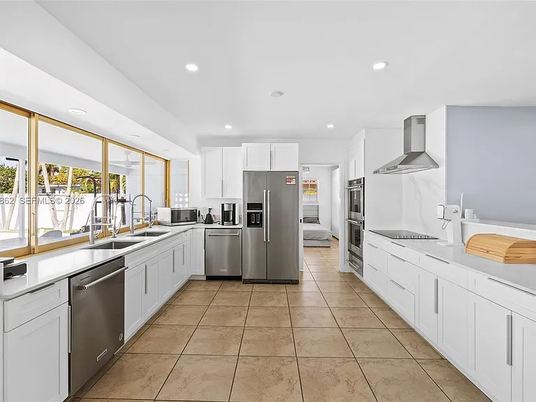 3460 N 46th Ave — Photo 5