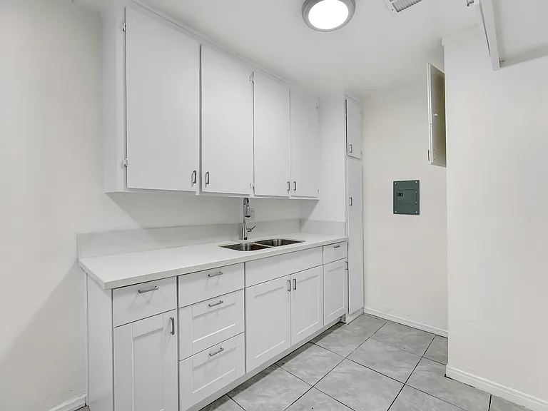 1114 W 117th St #5 — Photo 3
