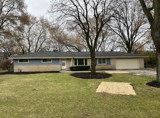 1840 East Lone Oak CIRCLE, Brookfield, WI 53045