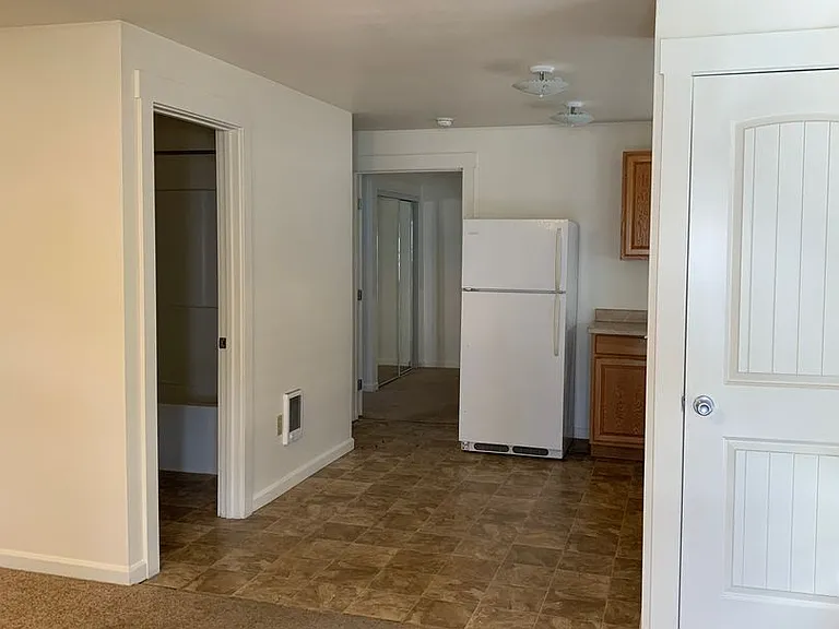 608 SE Tacoma St — Photo 3