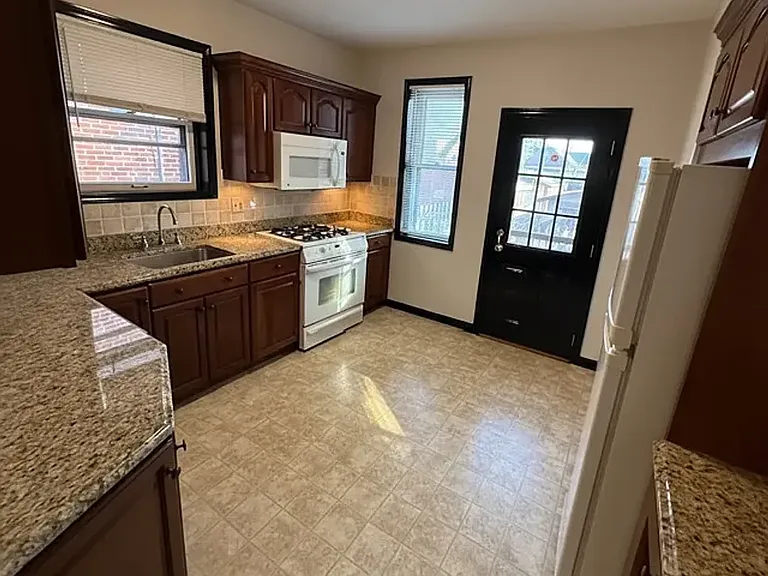 5448 Lisette Ave — Photo 9