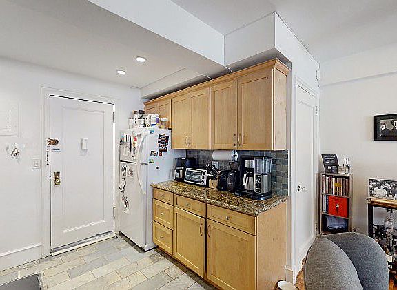 4th image of 50 W 72nd St APT 704