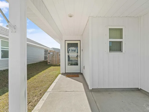 5252 Peach Dr, Pace, FL 32571