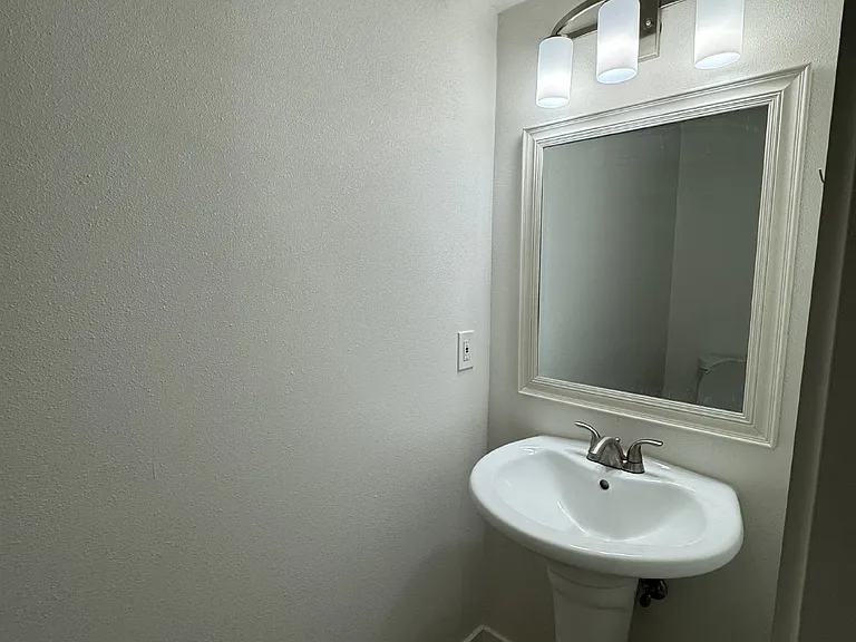 700 Hines Ave — Photo 15