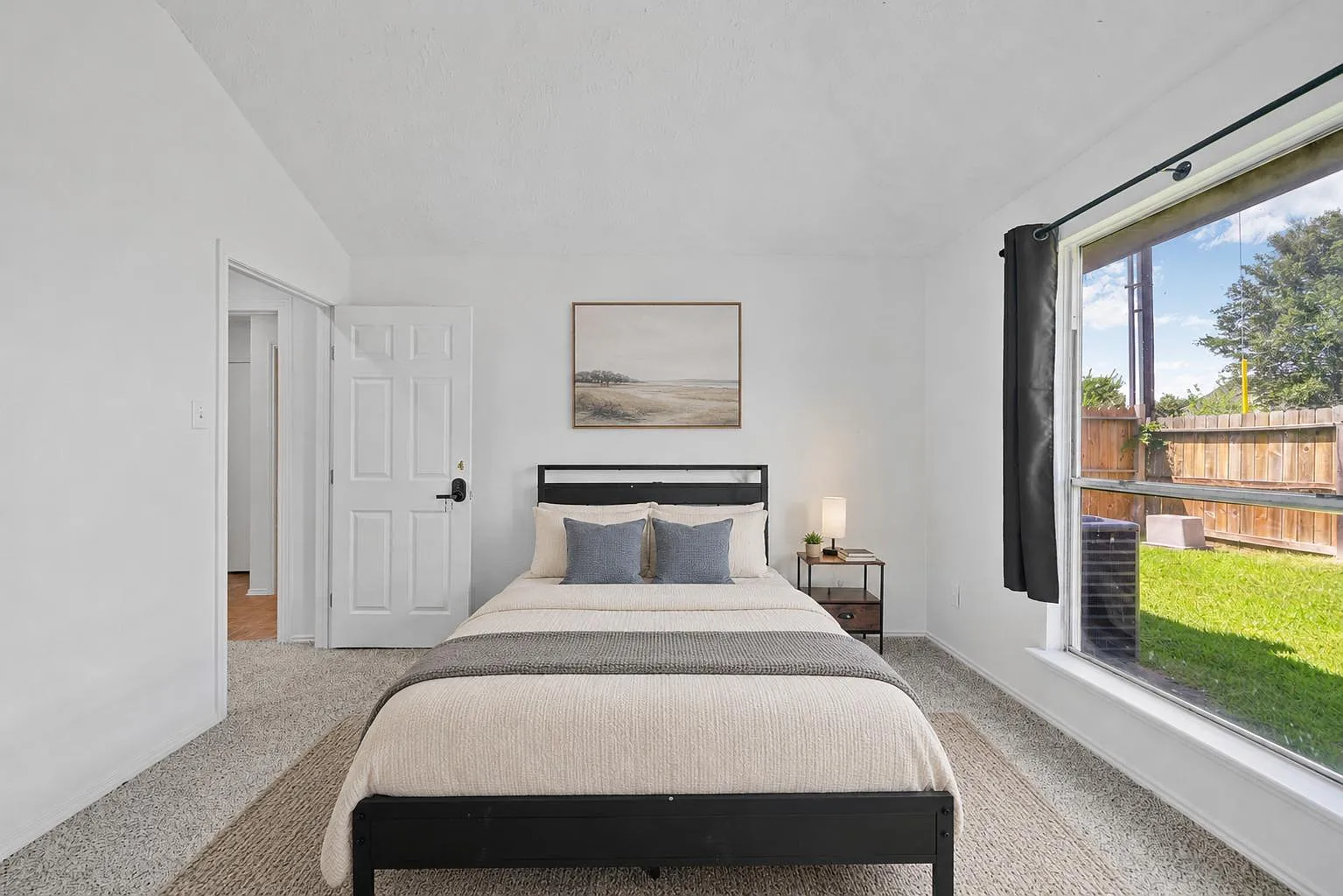 4 bed, 2.0 bath, 2200 sqft, $819 — Photo 1
