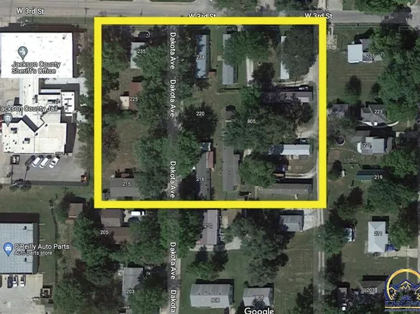 805 W 3rd St, Holton, KS 66436