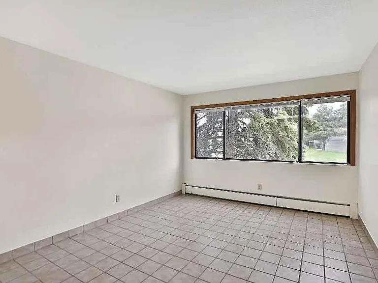 1100 Como Ave SE — Photo 2