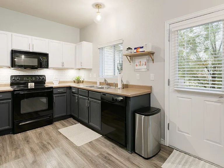 7860 Sandy Springs Point — Photo 11