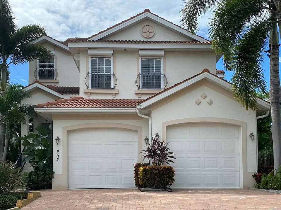 454 Island Cir